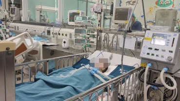 Bệnh nhi đang được cấp cứu tại Bệnh viện Nhi Trung ương.