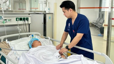 Bệnh nhân nằm điều trị tại Bệnh viện Trung ương Quân đội 108.