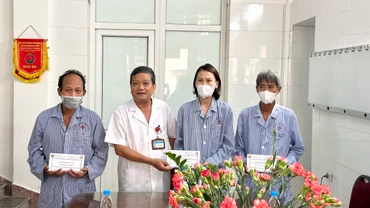 Tiến sĩ, bác sĩ cao cấp Đinh Văn Lượng, Giám đốc Bệnh viện Phổi Trung ương tặng quà cho thương binh, bệnh binh, người nhà người bệnh có hoàn cảnh khó khăn.