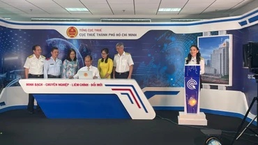 Đại diện Hội đồng giám sát chương trình “Hóa đơn may mắn” bấm chọn ngẫu nhiên để tìm hoá đơn trúng giải.