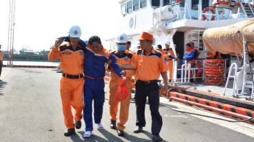 Cứu nạn kịp thời nhiều thuyền viên đưa về bờ an toàn. 