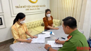 Chủ thẩm mỹ viện tại thời điểm công an kiểm tra, phát hiện.