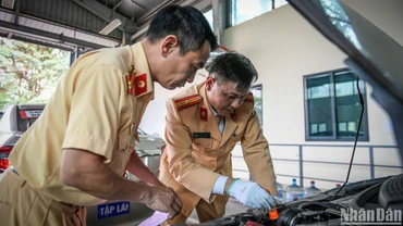 Lực lượng Cảnh sát giao thông hỗ trợ tại Trung tâm đăng kiểm 29-03S. 