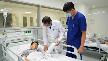 Tiến sĩ, bác sĩ Nguyễn Quang Vịnh thăm khám cho bệnh nhân sau phẫu thuật.