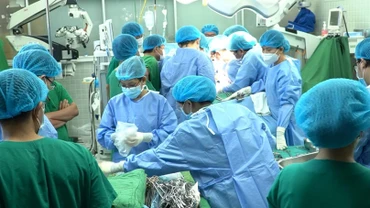 Các bác sĩ ghép tạng từ tạng hiến của cô gái 25 tuổi. 