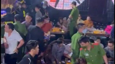Lực lượng Công an kiểm tra bên trong quán Vip Lounge.