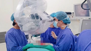 Các bác sĩ thực hiện phẫu thuật vi phẫu cho người bệnh.
