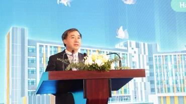 Giáo sư, Tiến sĩ Trần Văn Thuấn, Thứ trưởng Y tế phát biểu tại lễ khai trương.