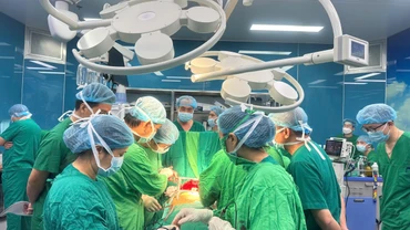 Các thầy thuốc Bệnh viện Phổi Trung ương và Bệnh viện E tiến hành ghép phổi cho bác sĩ Đặng Thái Mạnh.