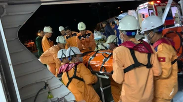 Lực lượng cứu nạn hàng hải bàn giao bệnh nhân cho các cơ quan chức năng.