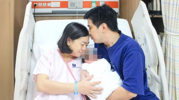 Hạnh phúc làm cha mẹ của cặp vợ chồng hiếm muộn. 