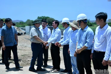 Thủ tướng Phạm Minh Chính thăm hỏi cán bộ, nhân viên Công ty TNHH MTV khai thác công trình thuỷ lợi Ninh Thuận.