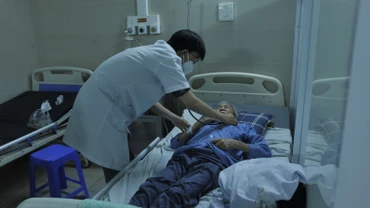 Bệnh nhân Covid-19 đang điều trị tại Bệnh viện Thanh Nhàn. 