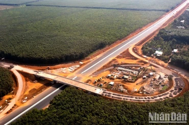 Tuyến cao tốc Phan Thiết-Dầu Giây có tổng mức đầu tư là 12.577,5 tỷ đồng; chiều dài tuyến khoảng 99km đi qua địa bàn hai tỉnh Bình Thuận 47,5km và Đồng Nai 51,5km.