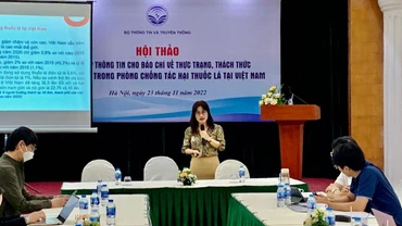Bà Trần Thị Trang, Phó Vụ trưởng Vụ Pháp chế, Bộ Y tế chia sẻ thông tin tại hội thảo. 