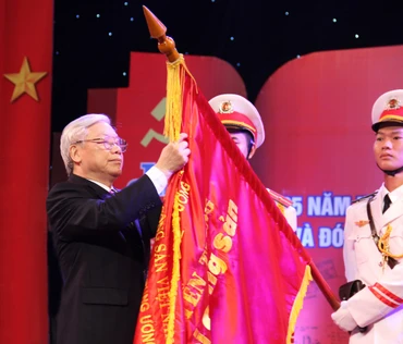 Tổng Bí thư Nguyễn Phú Trọng gắn Huân chương Hồ Chí Minh lần thứ hai lên lá cờ truyền thống của Tạp chí Cộng sản. (Ảnh: Đào Trọng Nguyên)