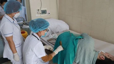 Bác sĩ thực hiện các xét nghiệm cần thiết để xác định nguyên nhân mắc bệnh của người bệnh.