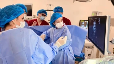 Các bác sĩ can thiệp cứu sống thai nhi. 