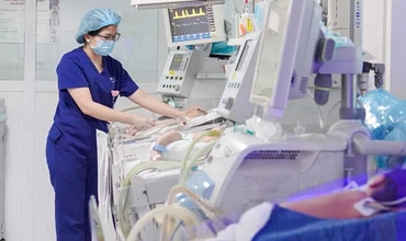 Trẻ suy hô hấp sau sinh mổ chủ động đang được điều trị tích cực tại Trung tâm Sơ sinh, Bệnh viện Nhi Trung ương.