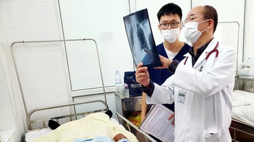 PGS, TS Đỗ Duy Cường, Giám đốc Trung tâm Bệnh nhiệt đới, Bệnh viện Bạch Mai thăm khám cho bệnh nhân.