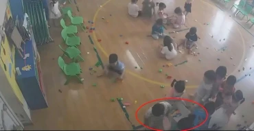 Cô giáo kéo cháu bé vào góc khuất rồi dùng tay đánh cháu. (Ảnh cắt từ clip)