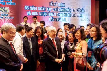 Tổng Bí thư Nguyễn Phú Trọng với các thế hệ cán bộ Tạp chí Cộng sản tại Lễ kỷ niệm 85 năm Ngày Tạp chí Cộng sản ra số đầu và đón nhận Huân chương Hồ Chí Minh lần thứ hai. (Ảnh: Tư liệu TCCS)