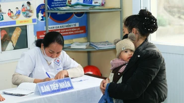 Cha mẹ cần lưu ý cho trẻ đi tiêm vaccine phòng sởi từ sớm.