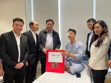 Thứ trưởng Y tế Đỗ Xuân Tuyên chúc tết người bệnh nằm điều trị tại Bệnh viện Đông Đô. 