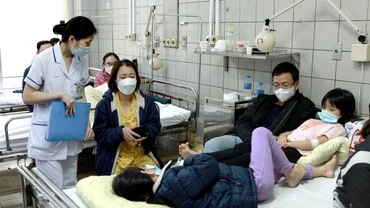 Các cháu nằm điều trị tại Bệnh viện Bạch Mai.