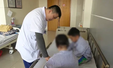 Bệnh nhi nằm viện điều trị suy tuyến thượng thận. 