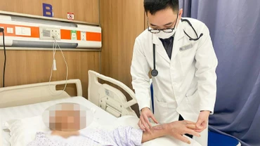 Bác sĩ điều trị cho bệnh nhân tiểu đường bị côn trùng đốt. 