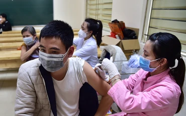 Bộ Y tế đề nghị các địa phương tăng cường triển khai tiêm vaccine mũi nhắc lại. (Ảnh: THÀNH ĐẠT)