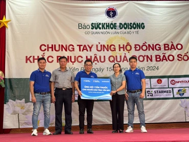Thứ trưởng thường trực Y tế Đỗ Xuân Tuyên cùng đại diện FPT Long Châu tại buổi lễ trao quà tới bà con xã Việt Thành, huyện Trấn Yên, tỉnh Yên Bái.