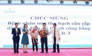 Các y, bác sĩ chúc mừng gia đình bệnh nhi. 