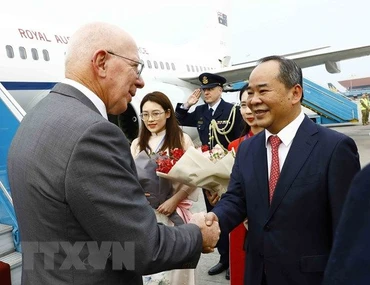 Chủ nhiệm Văn phòng Chủ tịch nước Lê Khánh Hải đón Toàn quyền Australia David Hurley tại Sân bay quốc tế Nội Bài. (Ảnh: An Đăng/TTXVN)