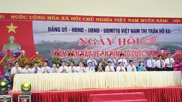 Đại diện 17 khu phố trên địa bàn thị trấn Hồ Xá ký cam kết hưởng ứng phong trào toàn dân bảo vệ an ninh Tổ quốc giai đoạn mới.