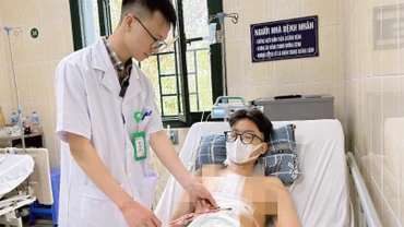 Nam thanh niên nằm điều trị tại Bệnh viện Hữu nghị Việt Đức. 