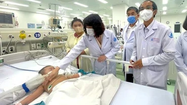 Bệnh nhi phải can thiệp tích cực do mắc tay chân miệng.