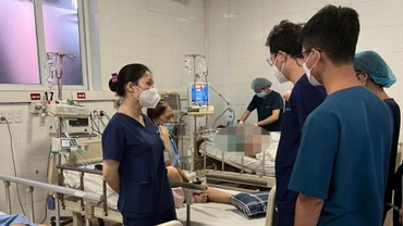 Bác sĩ Nguyễn Thị Thanh Thủy trao đổi chuyên môn với đồng nghiệp.