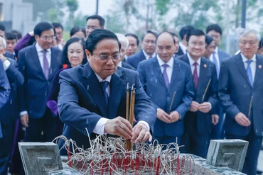 Thủ tướng Phạm Minh Chính dâng hương tri ân các Anh hùng, liệt sĩ tại Đền thờ Liệt sĩ tại Chiến trường Điện Biên Phủ.
