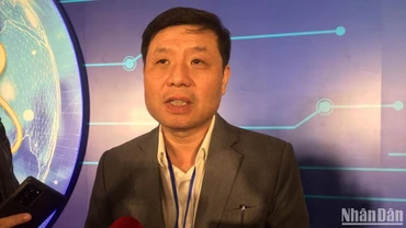 Giáo sư Vũ Hà Văn chia sẻ bên lề tọa đàm tại Tuần lễ Khoa học-Công nghệ VinFuture 2022. 