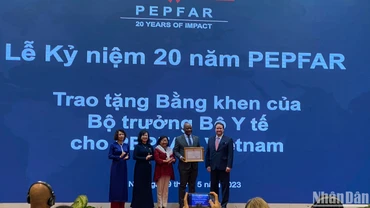 Bộ trưởng Y tế Đào Hồng Lan trao Bằng khen cho PEPFAR Việt Nam.