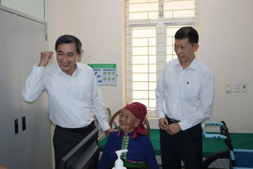 Thứ trưởng Y tế Trần Văn Thuấn tại buổi thăm khám sức khỏe cho bà con vùng cao tỉnh Điện Biên. 