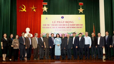 Lãnh đạo Bộ Y tế cùng đại diện gia đình tại lễ phát động cuộc thi.