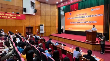 Thứ trưởng Y tế Đỗ Xuân Tuyên phát biểu tại lễ mít-tinh.