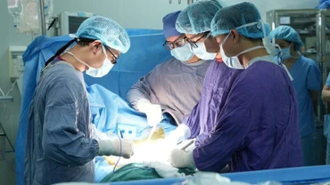 Các bác sĩ tiến hành ghép thận cho người bệnh.