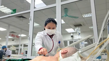 Bác sĩ khám cho người bệnh.