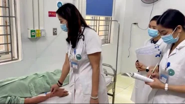 Bác sĩ thăm khám cho bệnh nhân mắc sốt xuất huyết.