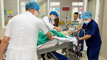 Sau khi đặt ECMO, bệnh nhi được đưa về Bệnh viện Nhi Trung ương ngay trong đêm.