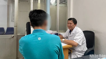 Đ.P.K (sinh năm 1985, TP Sa Đéc, tỉnh Đồng Tháp) đang được khám tại Khoa tư vấn và điều trị nghiện chất, TP Sa Đéc, tỉnh Đồng Tháp.